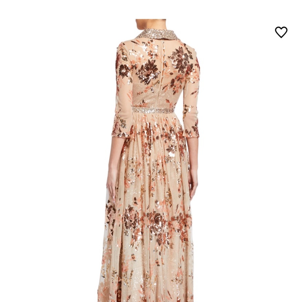 Excellent condition. The dress was hemmed. For a 5”4 hight and 3-5 inch heel.